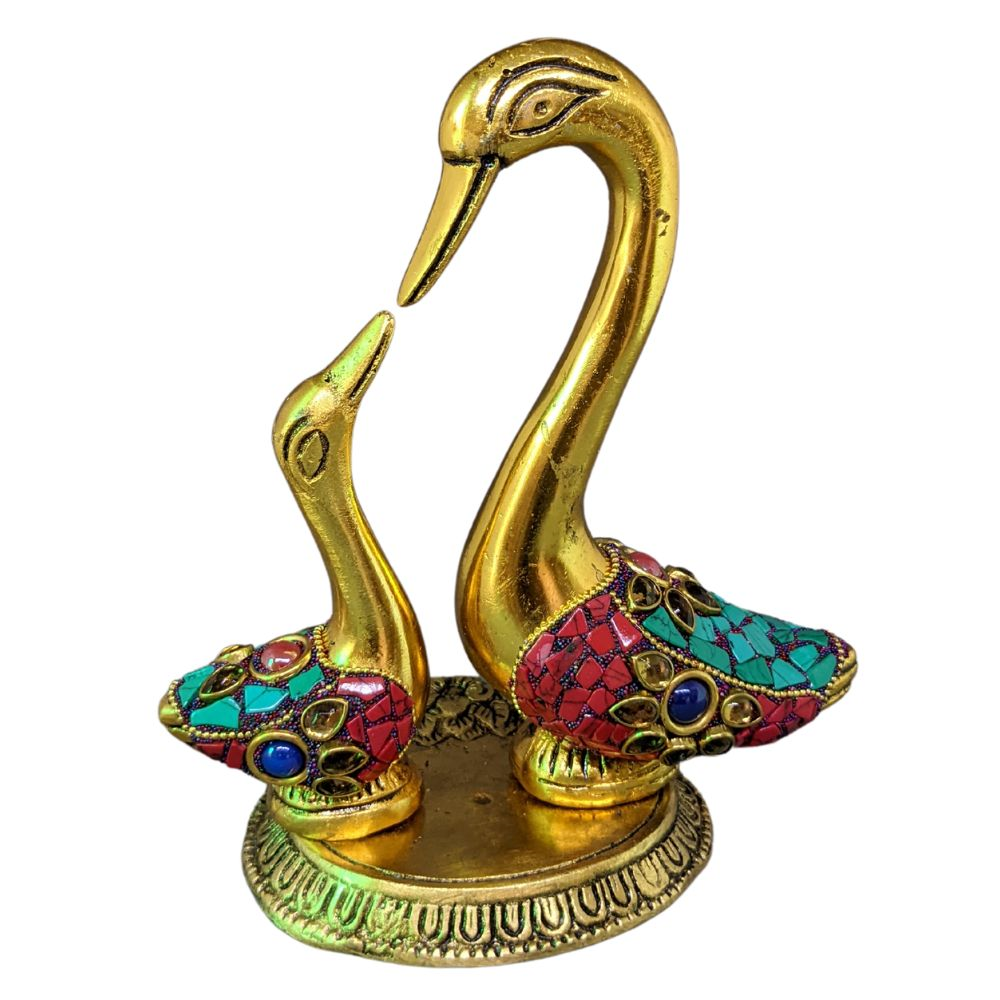 An amazing pair of swan made of metal base