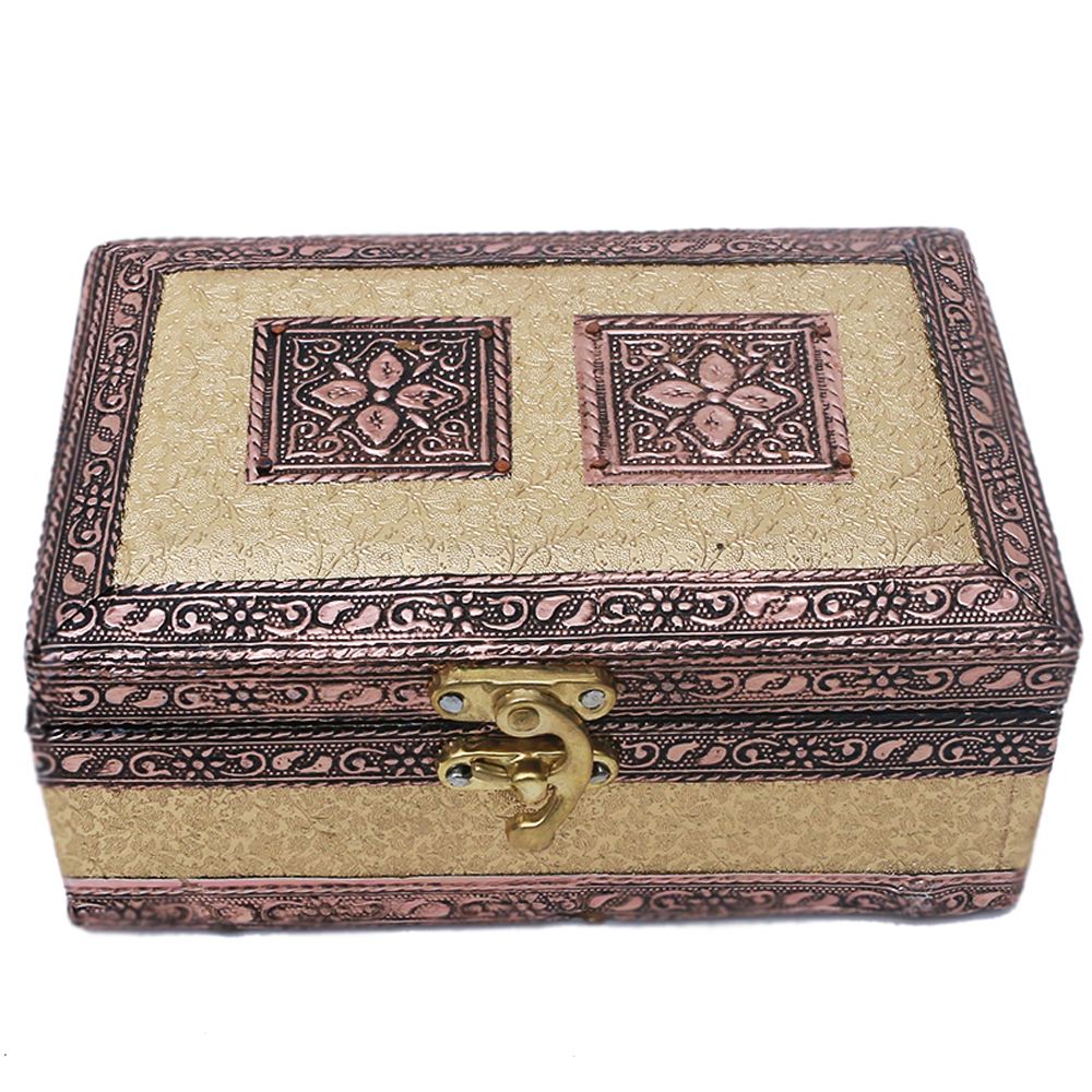 A dual compartment engraved jewellery box